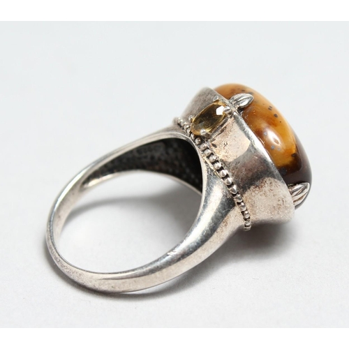 1702 - A SILVER AND TIGER'S EYE RING.