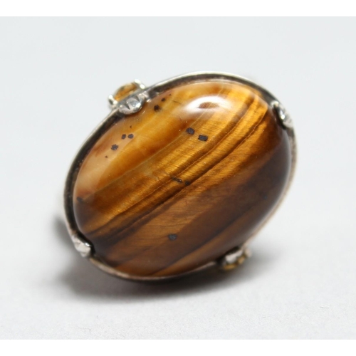 1702 - A SILVER AND TIGER'S EYE RING.