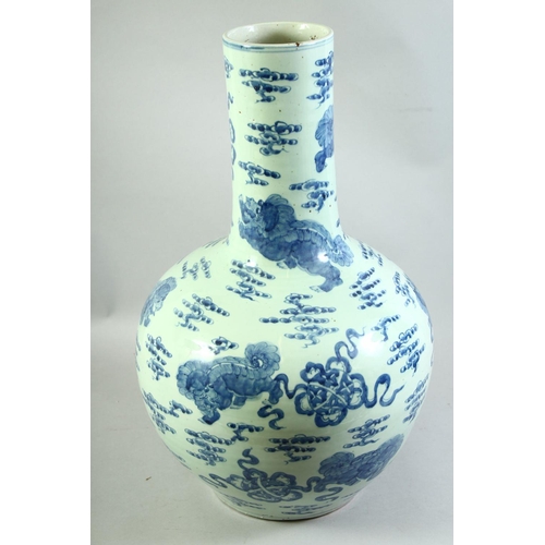A VERY LARGE CHINESE BLUE AND WHITE TIANQIUPING 'HEAVENLY GLOBE VASE
