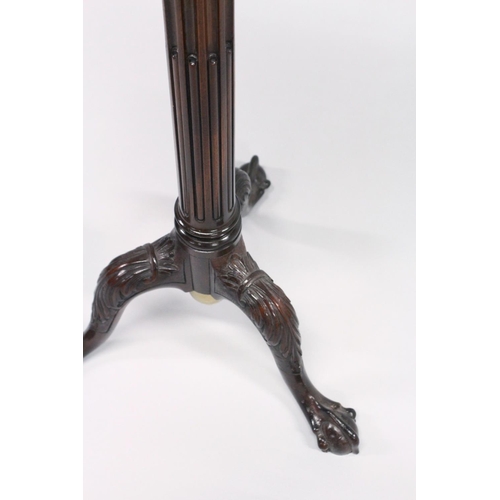 1010 - A GOOD GEORGIAN STYLE MAHOGANY TRIPOD STAND the top with pierced fret carving, on tripod support, en... 