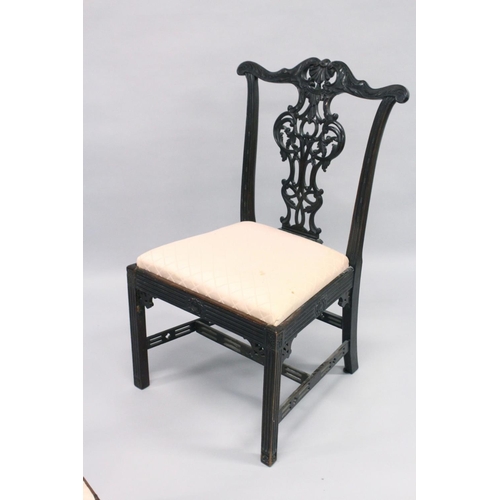 1011 - A VERY GOOD PAIR OF 19TH CENTURY CHIPPENDALE MAHOGANY SINGLE CHAIRS with pierced vase splats, drop i... 