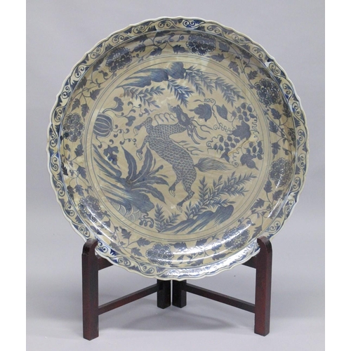 1040 - A VERY LARGE CHINESE BLUE AND WHITE DISH. 3ft diameter.