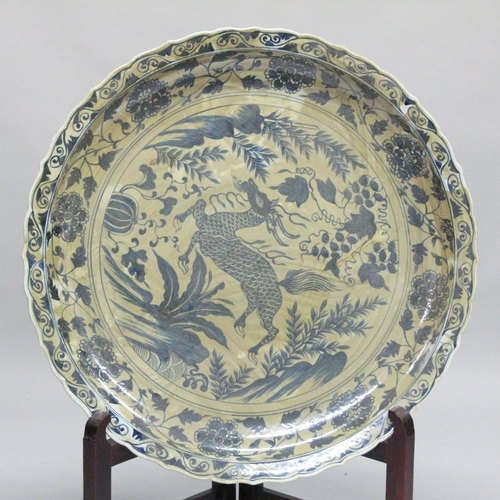 1040 - A VERY LARGE CHINESE BLUE AND WHITE DISH. 3ft diameter.