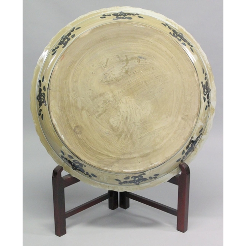 1040 - A VERY LARGE CHINESE BLUE AND WHITE DISH. 3ft diameter.