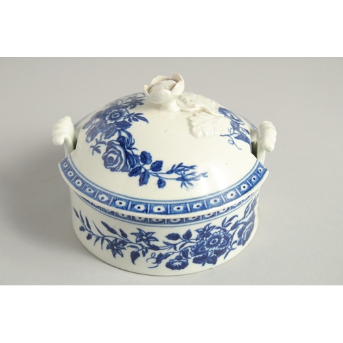 1102 - AN 18TH CENTURY WORCESTER BUTTER TUB COVER AND STAND printed with floral sprays, crescent mark.