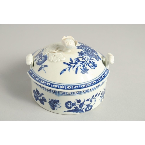 1102 - AN 18TH CENTURY WORCESTER BUTTER TUB COVER AND STAND printed with floral sprays, crescent mark.