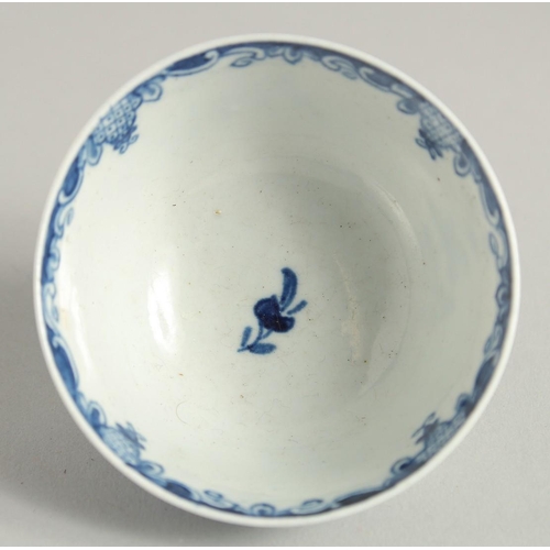 1115 - AN 18TH CENTURY WORCESTER TEA BOWL AND SAUCER painted with an early version on the Mansfield pattern... 