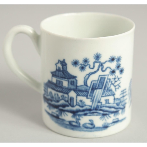 1119 - AN 18TH CENTURY WORCESTER PRINTED COFFEE CAN in under glaze blue with the Plantation pattern with sw... 