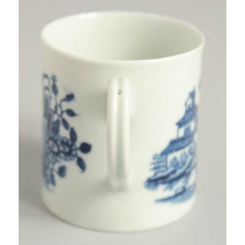 1119 - AN 18TH CENTURY WORCESTER PRINTED COFFEE CAN in under glaze blue with the Plantation pattern with sw... 