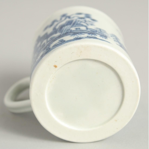 1119 - AN 18TH CENTURY WORCESTER PRINTED COFFEE CAN in under glaze blue with the Plantation pattern with sw... 