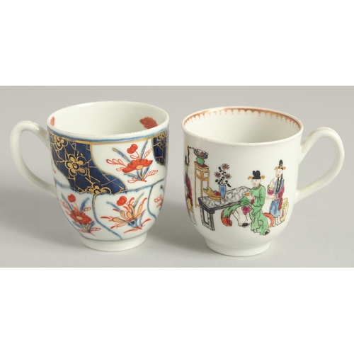 1121 - AN 18TH CENTURY WORCESTER COFFEE CUP in the High Table pattern painted with five Oriental figures an... 