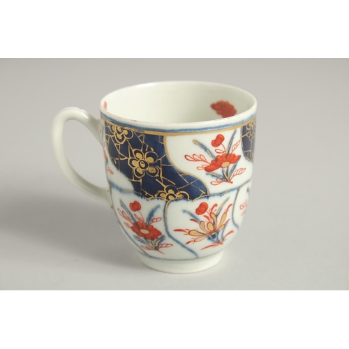 1121 - AN 18TH CENTURY WORCESTER COFFEE CUP in the High Table pattern painted with five Oriental figures an... 