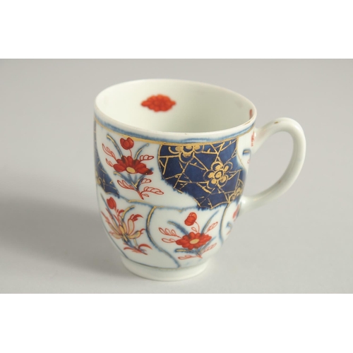 1121 - AN 18TH CENTURY WORCESTER COFFEE CUP in the High Table pattern painted with five Oriental figures an... 