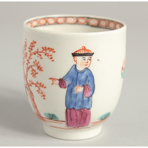 1131 - AN 18TH CENTURY WORCESTER COFFEE CUP painted with three Oriental figures and an inner cell border, i... 