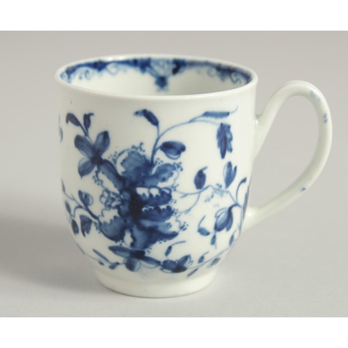 1132 - AN 18TH CENTURY WORCESTER EARLY COFFEE CUP painted with the Mansfield pattern, workman's mark.