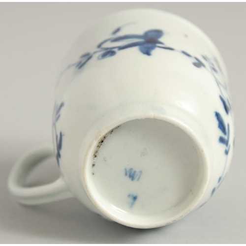 1132 - AN 18TH CENTURY WORCESTER EARLY COFFEE CUP painted with the Mansfield pattern, workman's mark.