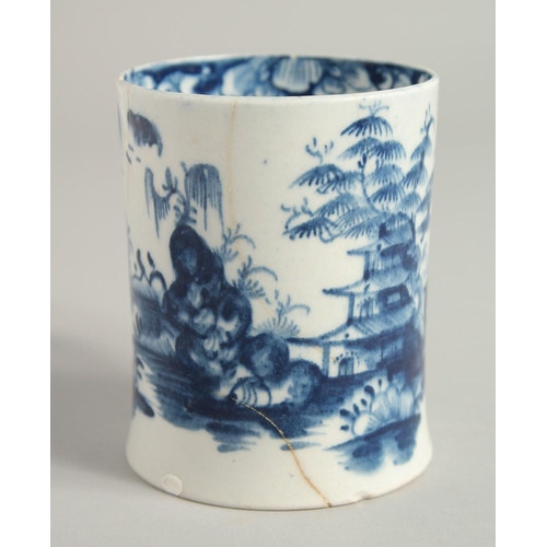 1139 - AN EARLY 18TH CENTURY LOWESTOFT MUG painted with Chinese landscapes.