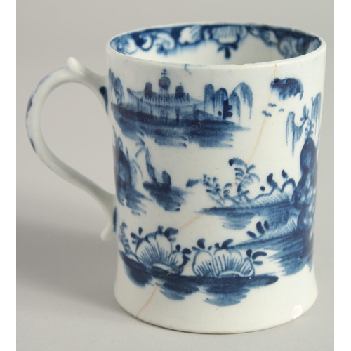 1139 - AN EARLY 18TH CENTURY LOWESTOFT MUG painted with Chinese landscapes.