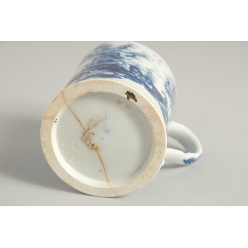 1139 - AN EARLY 18TH CENTURY LOWESTOFT MUG painted with Chinese landscapes.