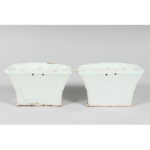 1150 - A GOOD PAIR OF 18TH - 19TH CENTURY TIN GLAZE CROCUS POTS. 7ins diameter.