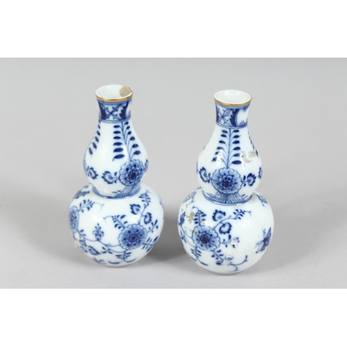 1167 - A SMALL PAIR OF MEISSEN ONION PATTERN BOTTLE VASES. Cross swords mark in blue, 4.5ins high.