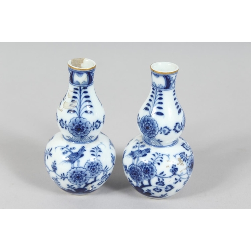 1167 - A SMALL PAIR OF MEISSEN ONION PATTERN BOTTLE VASES. Cross swords mark in blue, 4.5ins high.