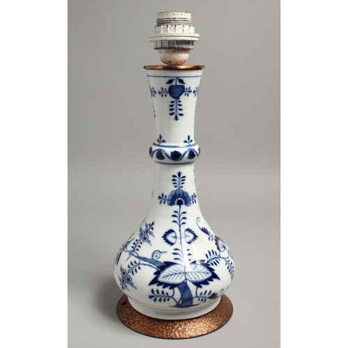 1190 - A 19TH CENTURY MEISSEN BLUE AND WHITE ONION PATTERN LAMP. 12ins high.