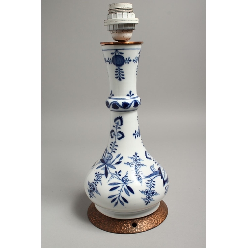 1190 - A 19TH CENTURY MEISSEN BLUE AND WHITE ONION PATTERN LAMP. 12ins high.