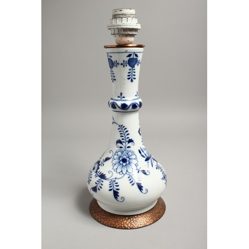 1190 - A 19TH CENTURY MEISSEN BLUE AND WHITE ONION PATTERN LAMP. 12ins high.