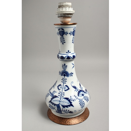 1190 - A 19TH CENTURY MEISSEN BLUE AND WHITE ONION PATTERN LAMP. 12ins high.