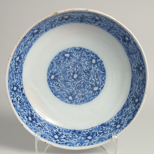 1216 - AN 18TH CENTURY DELFT BLUE AND WHITE CIRCULAR DISH. 11ins high.