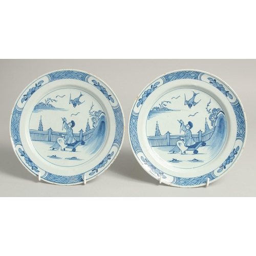 1218 - A GOOD PAIR OF 18TH CENTURY BLUE AND WHITE PLATES with Chinese design. 8.5ins diameter.