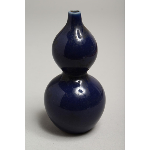 1270 - A SMALL CHINESE BLUE DOUBLE GOURD VASE. 4.5ins high.