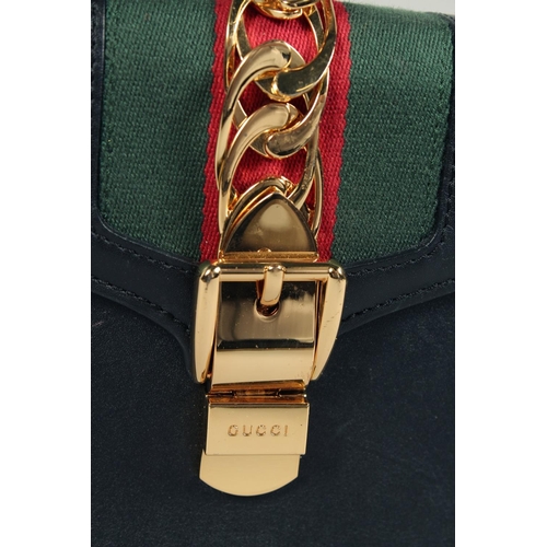 1547 - A GOOD GUCCI SMALL CLUTCH BAG 7.5ins x 5.5ins with gilt Gucci lock and leather handles.