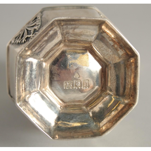 1912 - A SUPERB SILVER SUGAR CASTOR by NAYLOR BROTHERS. 7.5ins high. London 1917.