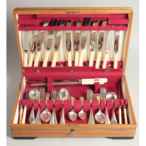 1922 - AN EIGHT PIECE SILVER CANTEEN comprising tablespoons, dessert spoons, soup spoons, teaspoons, table ... 