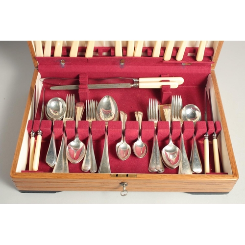 1922 - AN EIGHT PIECE SILVER CANTEEN comprising tablespoons, dessert spoons, soup spoons, teaspoons, table ... 