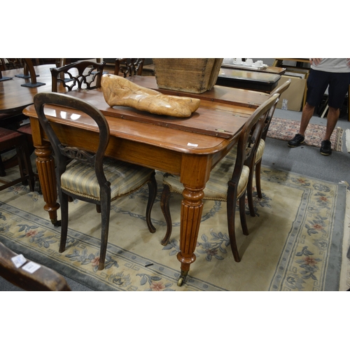 1058 - A GOOD 19TH CENTURY MAHOGANY EXTENDING TABLE with two leaves on turned and reeded legs with brass ca... 