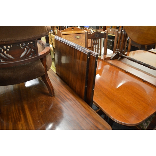 1059 - A GOOD 19TH CENTURY MAHOGANY EXTENDING DINING TABLE with two leaves on carved and turned supports. 9... 