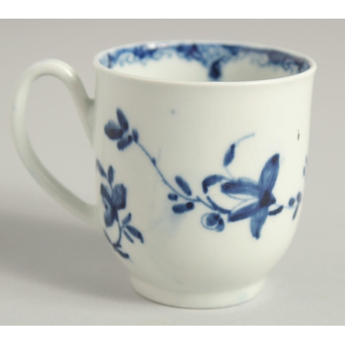 1122 - AN 18TH CENTURY WORCESTER EARLY COFFEE CUP painted with the Mansfield pattern, workman's mark.