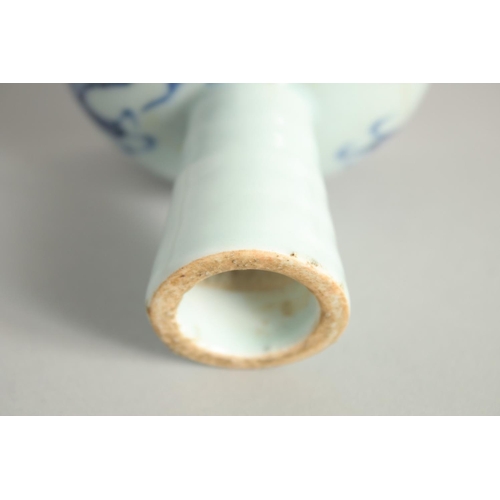 1210 - A CHINESE BLUE AND WHITE STEM CUP. 4ins diameter.