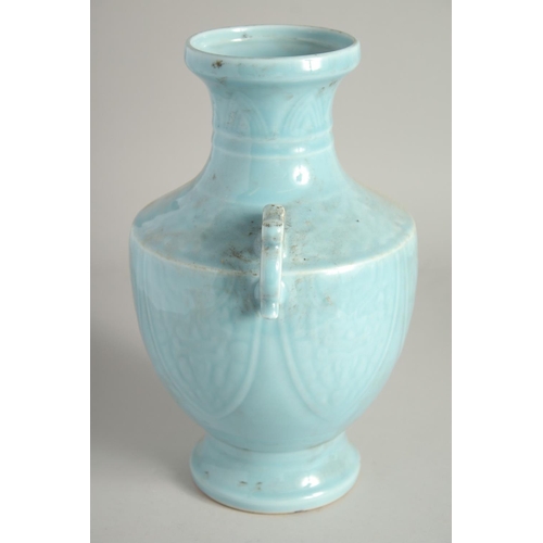 1213 - A CHINESE BLUE VASE with handles. 1ft high.