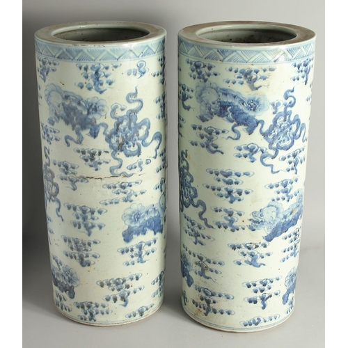 1219 - A GOOD PAIR OF CHINESE BLUE AND WHITE UMBRELLA STANDS.