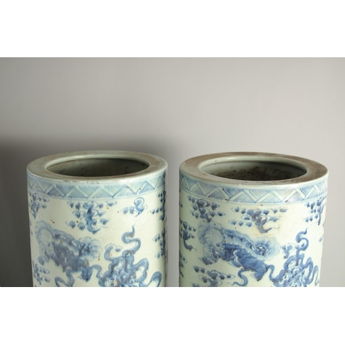 1219 - A GOOD PAIR OF CHINESE BLUE AND WHITE UMBRELLA STANDS.