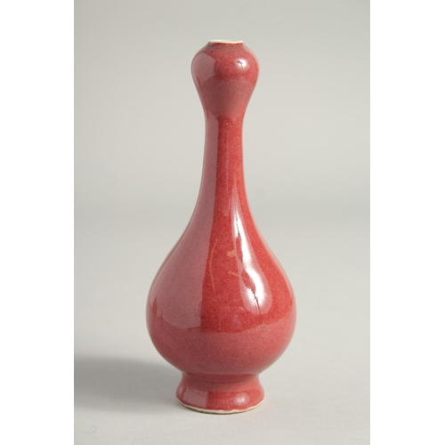 1222 - A SMALL CHINESE ONION SHAPED VASE.