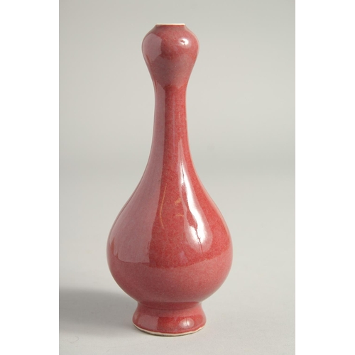 1222 - A SMALL CHINESE ONION SHAPED VASE.