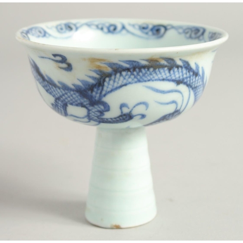 1223 - A CHINESE BLUE AND WHITE STEM CUP 3.75ins.