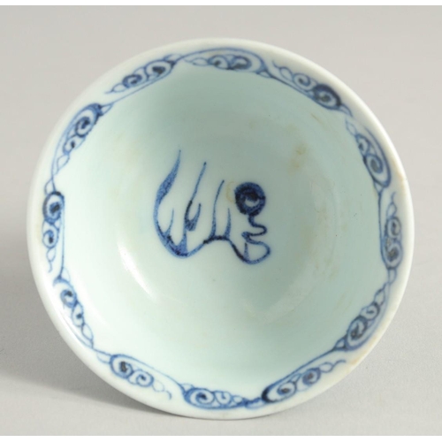 1223 - A CHINESE BLUE AND WHITE STEM CUP 3.75ins.