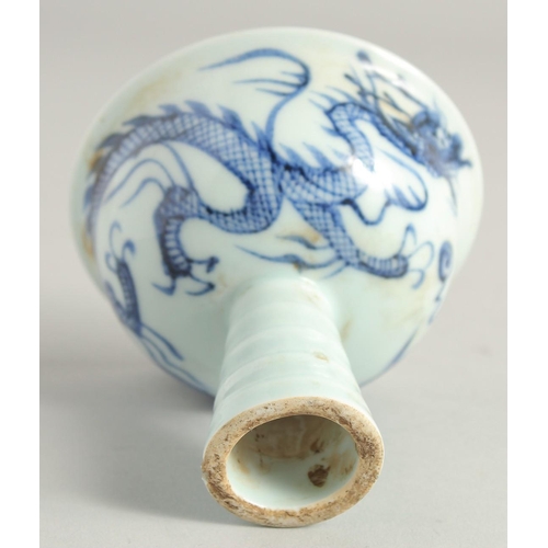 1223 - A CHINESE BLUE AND WHITE STEM CUP 3.75ins.