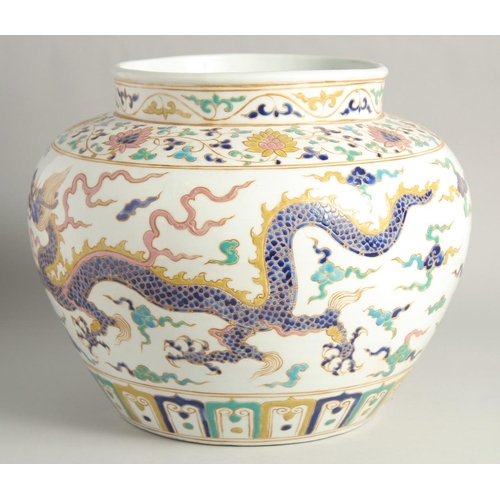 1250 - A VERY LARGE CHINESE SANCAI PORCELAIN JAR, decorated with dragons beneath a band of lotus and scroll... 